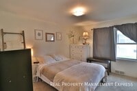 Building Photo - Spacious 1 bedroom 1 bathroom in a great n...