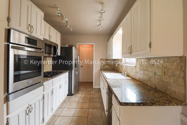 Building Photo - Beautifully Updated Home in Prime East Tulsa Location