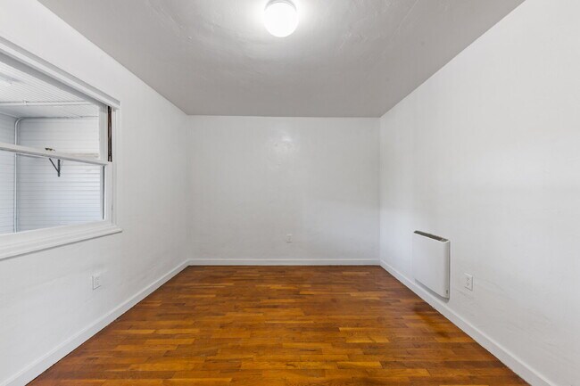 Building Photo - MOVE IN SPECIALCharming 2 bedroom duplex