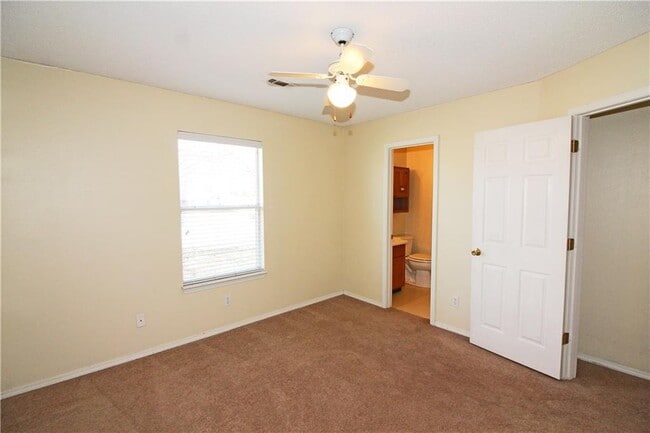 Building Photo - 2515 Parkcrest Dr