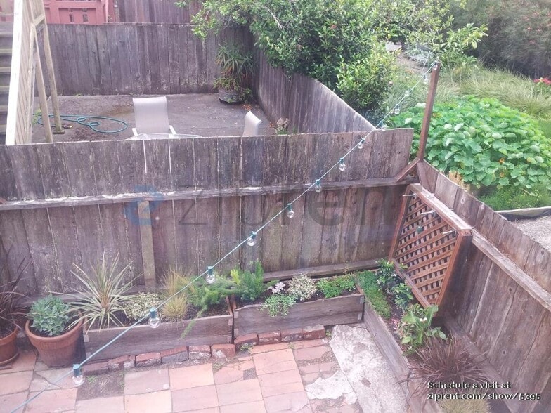 Building Photo - 643 Cole St