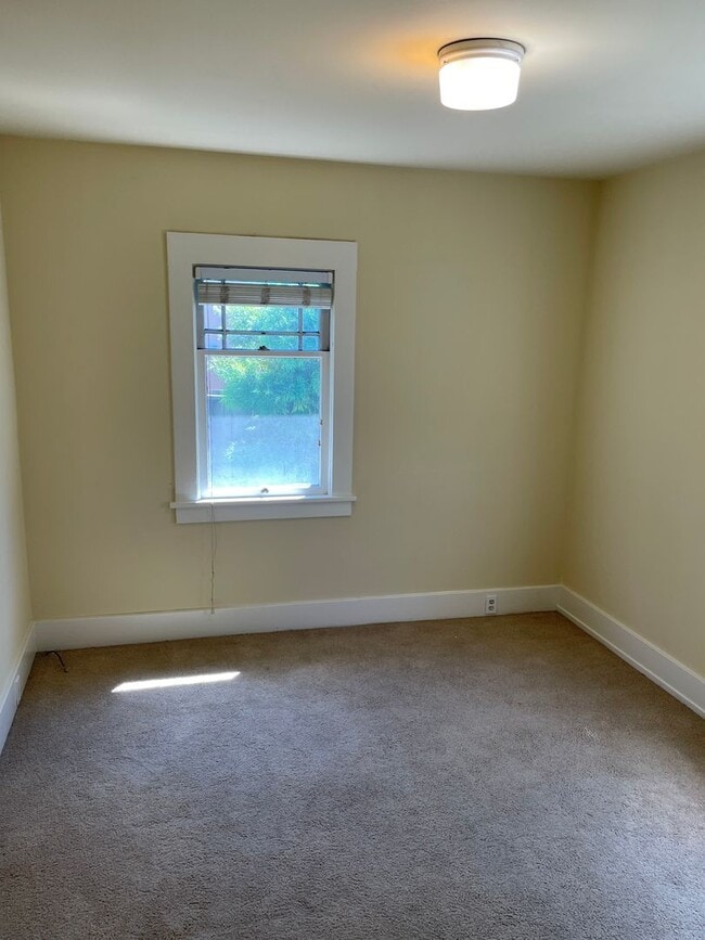 Building Photo - Great West Side Location!!