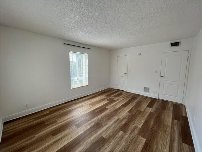 Building Photo - 5221 Geneva Ct