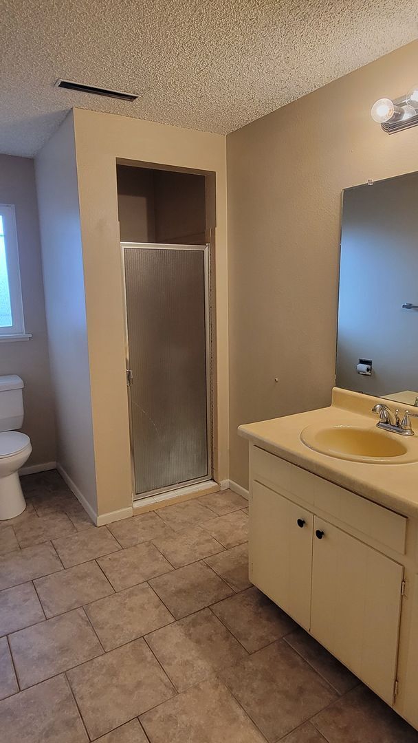 Building Photo - 4 Bed 2.5 Bath with A/C - Available Now!