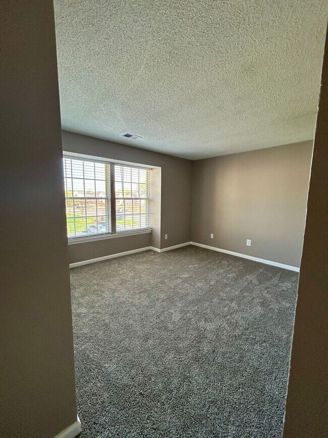 Building Photo - University Spacious 3rd floor Condo