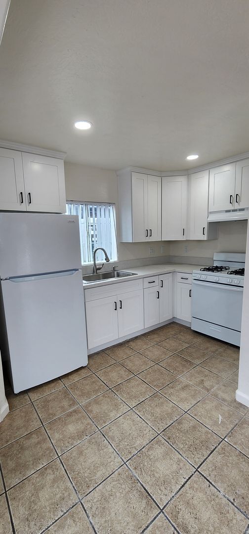 Building Photo - 2 bed, 1 bath