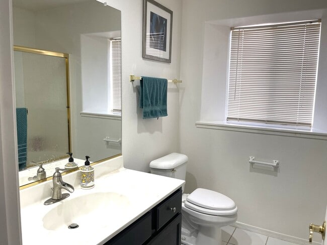 Building Photo - 3 bedroom 2 Bath Lakefront home in the des...