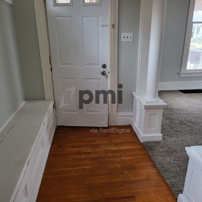 Building Photo - 852 W Waggoner St