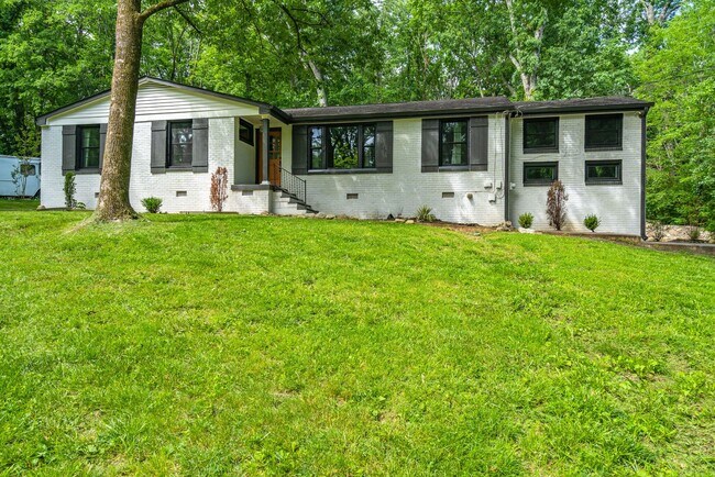 Building Photo - Amazing 3BE/2BA home in the West Meade & Hillwood Estates area!