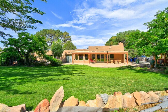 Building Photo - Executive 4 bedroom NE Heights home
