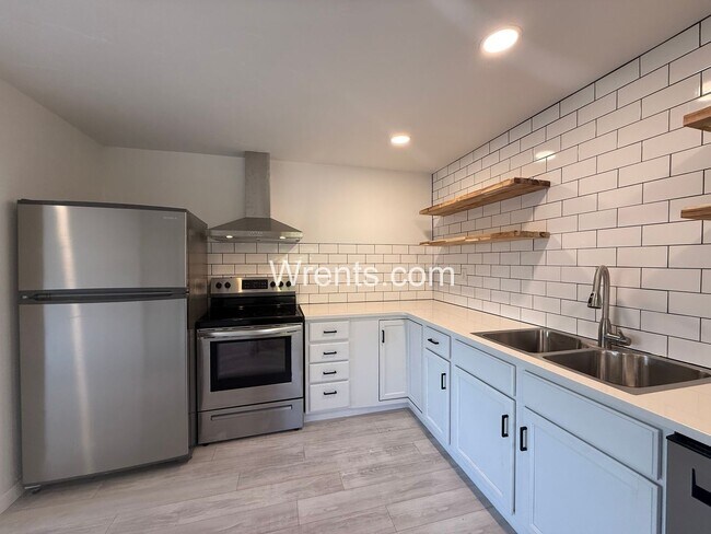 Building Photo - Unique 1 Bed / 1 Bath Duplex in Convenient Spokane Location!