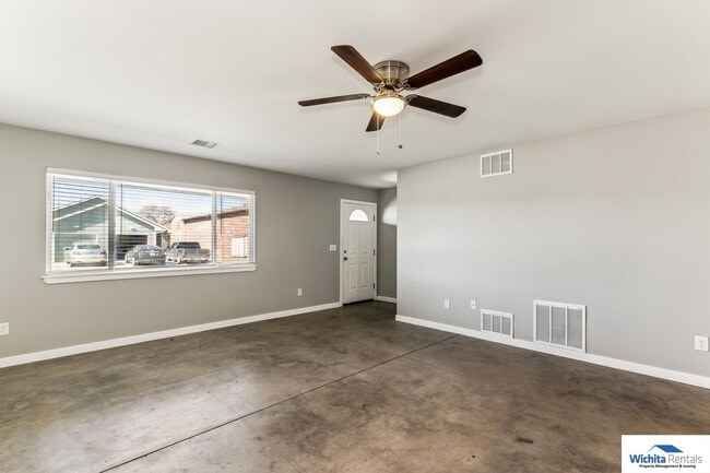 Building Photo - 3 bedroom 2 bath duplex