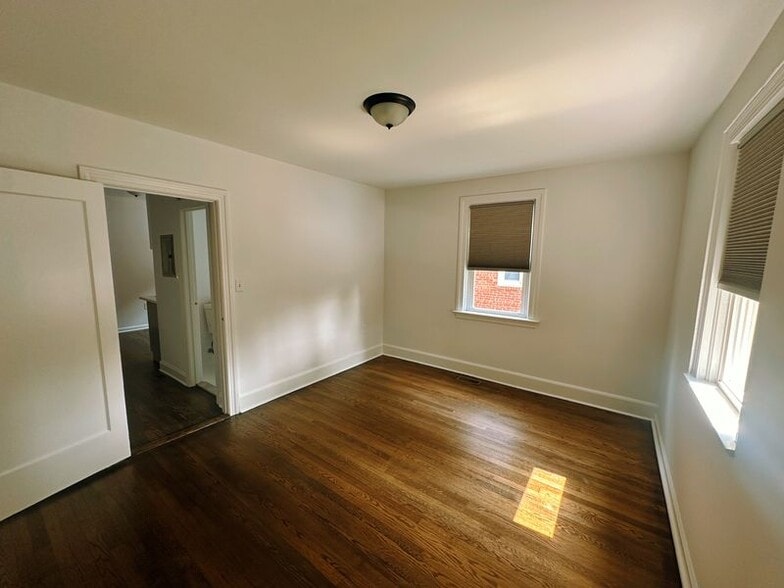 Bedroom w Walk-In Closet - 42 Center St