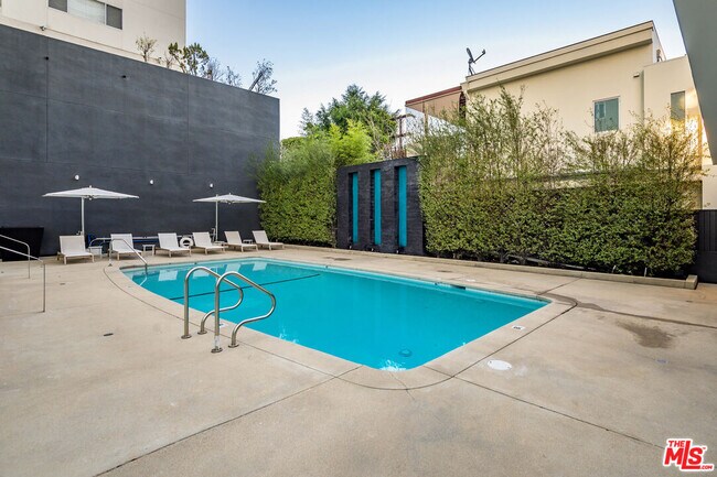 Building Photo - 838 N Doheny Dr