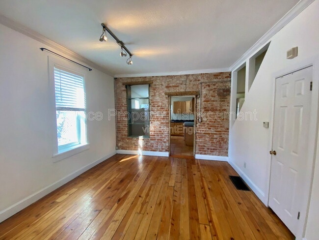 Building Photo - 819 E 25th Ave