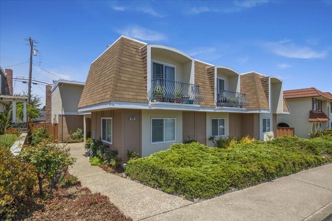 Building Photo - Beautiful 3 bed 2.5 bath townhome in Millbrae