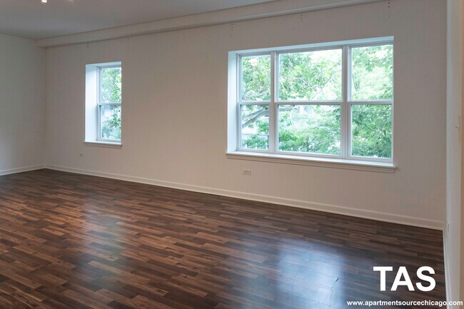 Building Photo - 1544 W Glenlake Ave