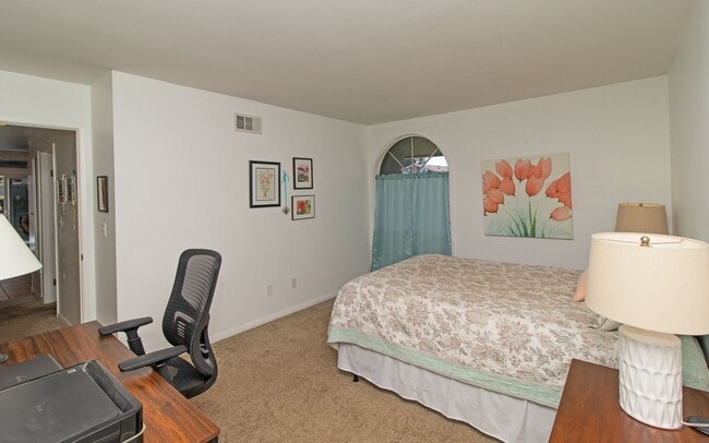 Building Photo - Stunning Saltillo Tiled Single Story Condo in Oceanside!