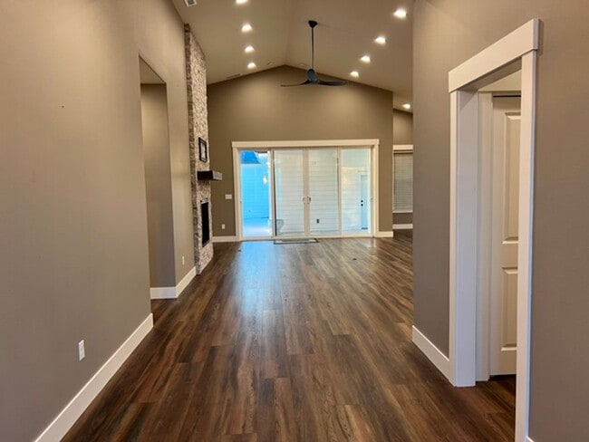 Building Photo - 3Bd/2Ba Single Story House - Available to ...
