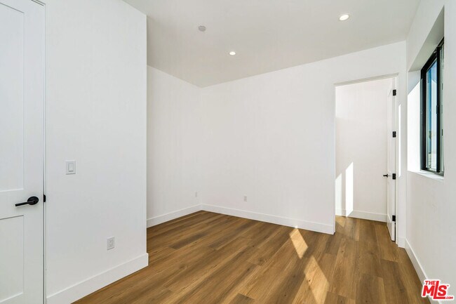 Building Photo - 2204 1/2 Carmona Ave