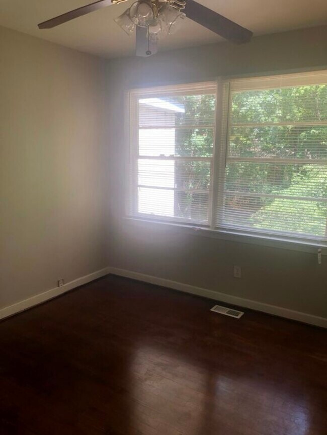 Building Photo - 501 Rosewell Ln