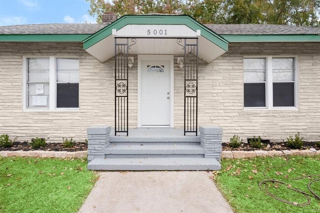 Primary Photo - 5001 McKinney St