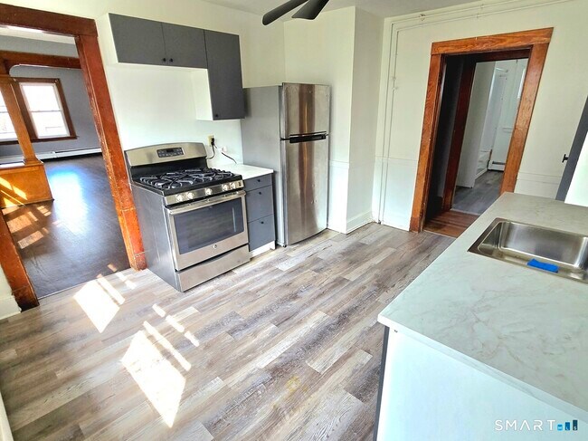 Building Photo - 70 Monroe St