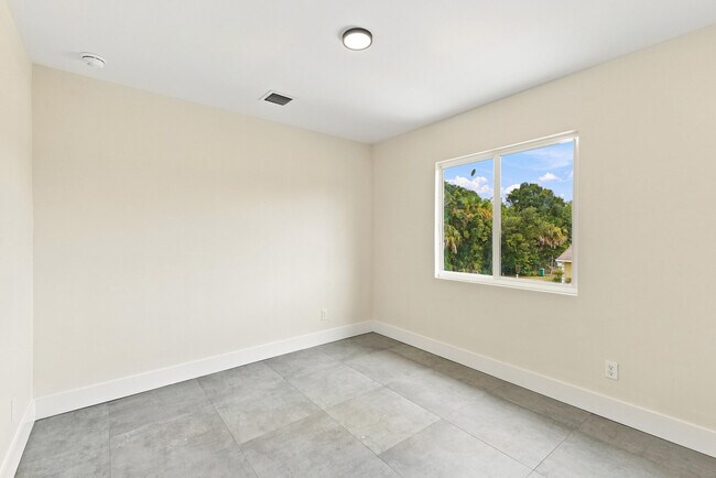 Building Photo - 4701 Evergreen Ave