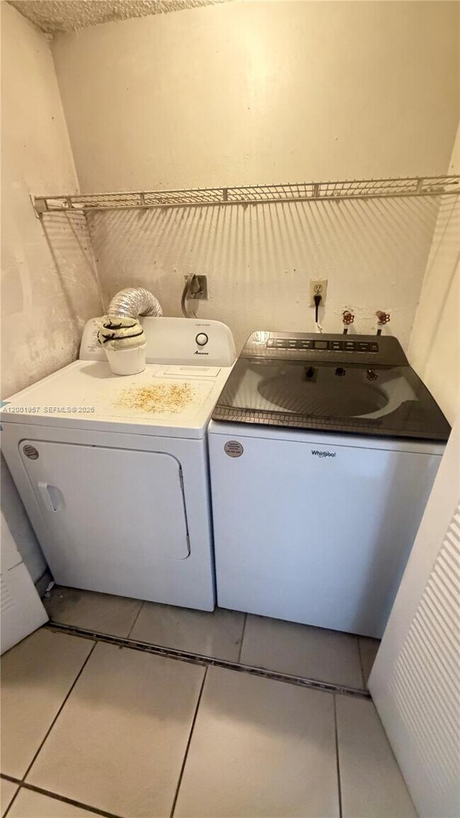 Building Photo - 9375 Fontainebleau Blvd