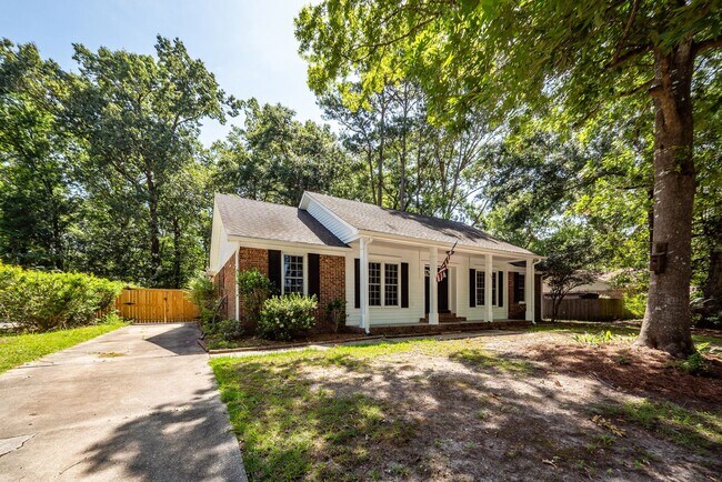 Building Photo - 3 Bedroom 2 Bath Home in Kings Grant - Sum...