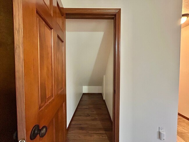 Building Photo - Timeless 5 Bed, 2.5 Bath Home - SW Beaverton