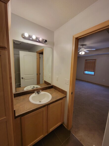 Building Photo - 2900 SE Glenstone Dr