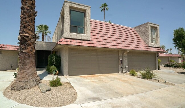 Building Photo - Lakeside Golf Course Retreat in Cathedral ...