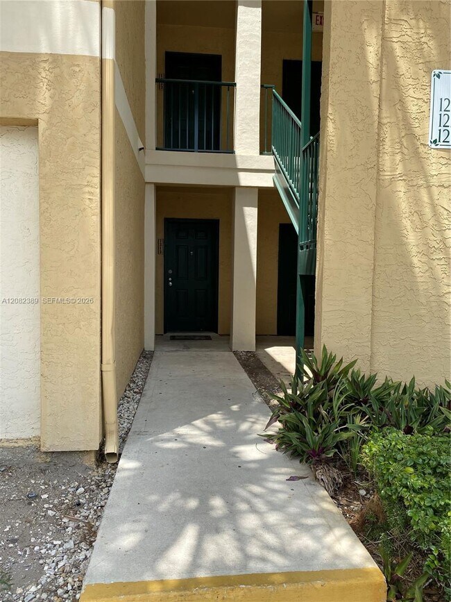 Building Photo - 733 Riverside Dr