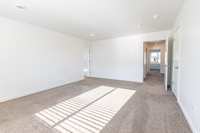 Building Photo - 3601 E 1360 S