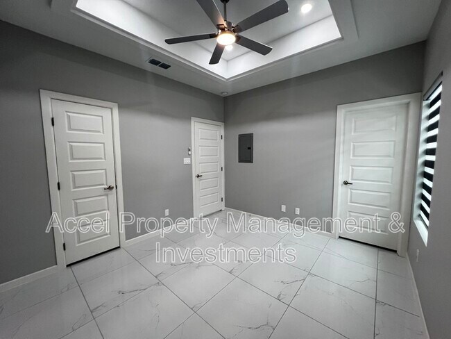 Building Photo - 1122 Country Club Drive