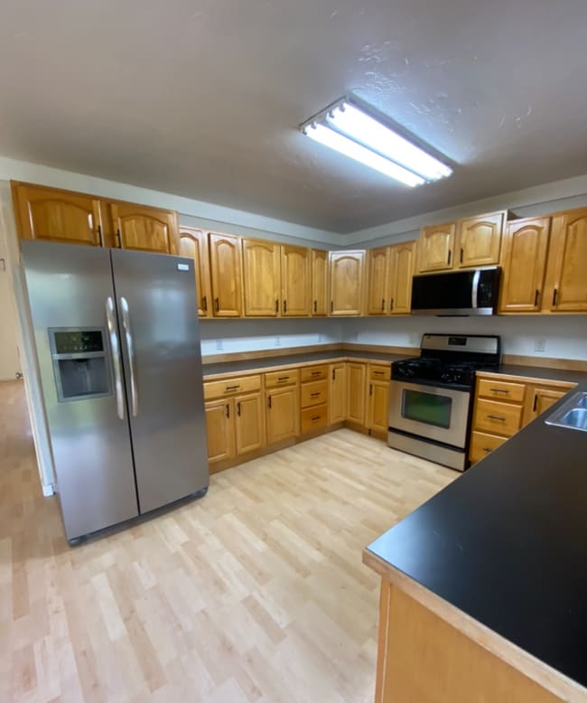 Building Photo - Fantastic 5 bedroom, 2.5 bath with an oversized 2 car garage, home on a private Acre, for rent ac...