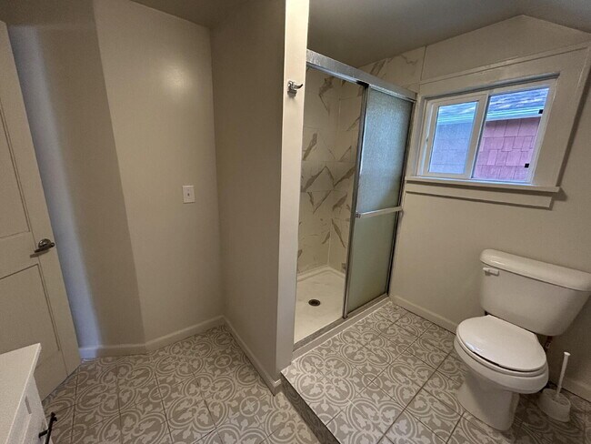 Building Photo - "Charming 2-Bedroom Haven in the Heart of ...