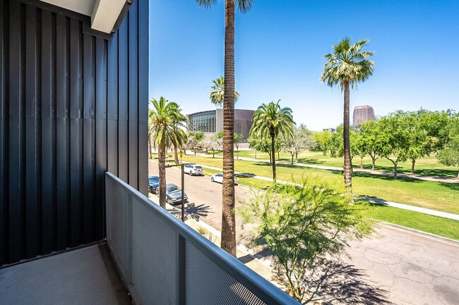 Building Photo - Live the Downtown Life! 2 Bedrooms!