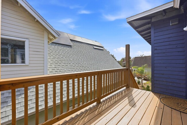 Building Photo - 300 E 3rd St