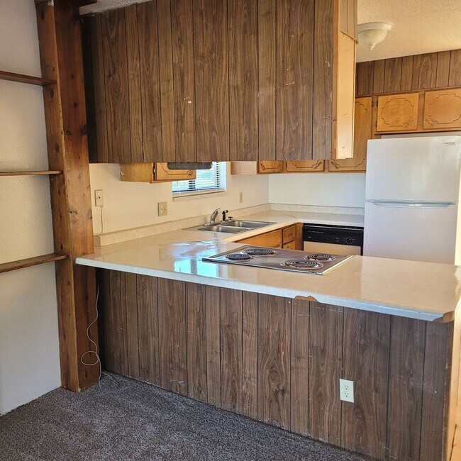 Building Photo - 2 Bed, 1 Bath, 2 Story Townhouse!!!