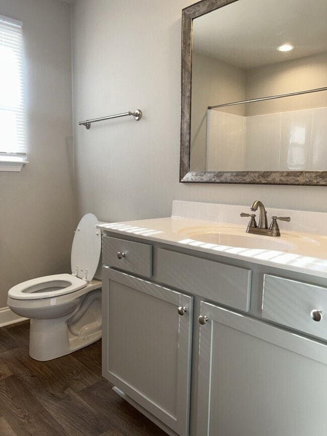 Building Photo - 2 Bedroom/1.5 bathroom