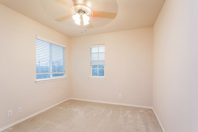 Building Photo - 3/BR 2.5/BA Cozy Two-Level Home with Fence...