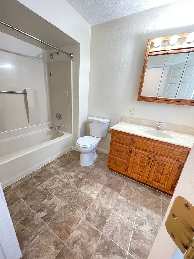 Building Photo - AVAILABLE JUNE 1st - 3 Bed, 1 bath House!