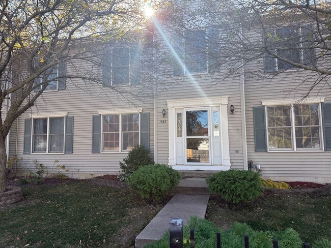 Primary Photo - Beautiful 3B 2.5 bathroom townhouse in Normal