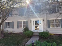 Building Photo - Beautiful 3B 2.5 bathroom townhouse in Normal