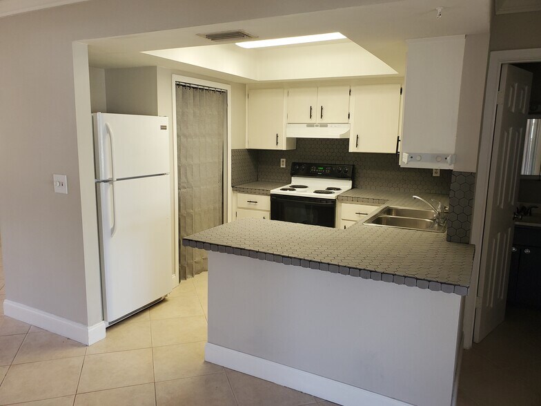 Building Photo - 3310 NE Jeannette Dr