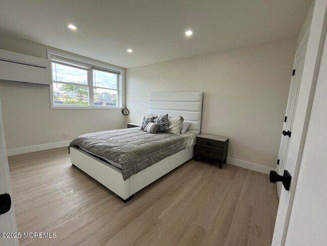 Building Photo - 1217 Ocean Ave N