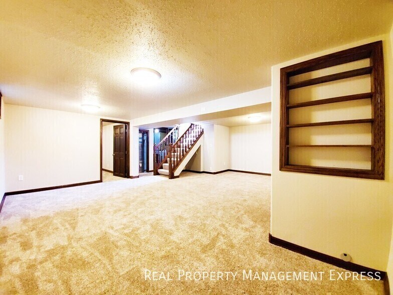 Building Photo - 4 Bed 2 Bath Home with Fenced Yard