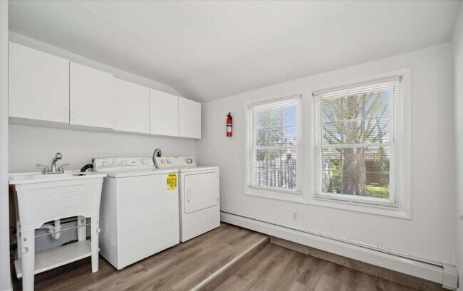 Building Photo - Bright and spacious 4-bedroom